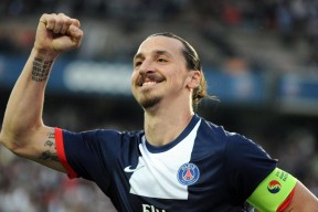 勇士凭借三分雨重击太阳，库里与穆迪成关键，勇士队员对库里