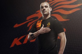 詹姆斯带领球队完成逆转锁定季后赛，詹姆斯转了多少次队