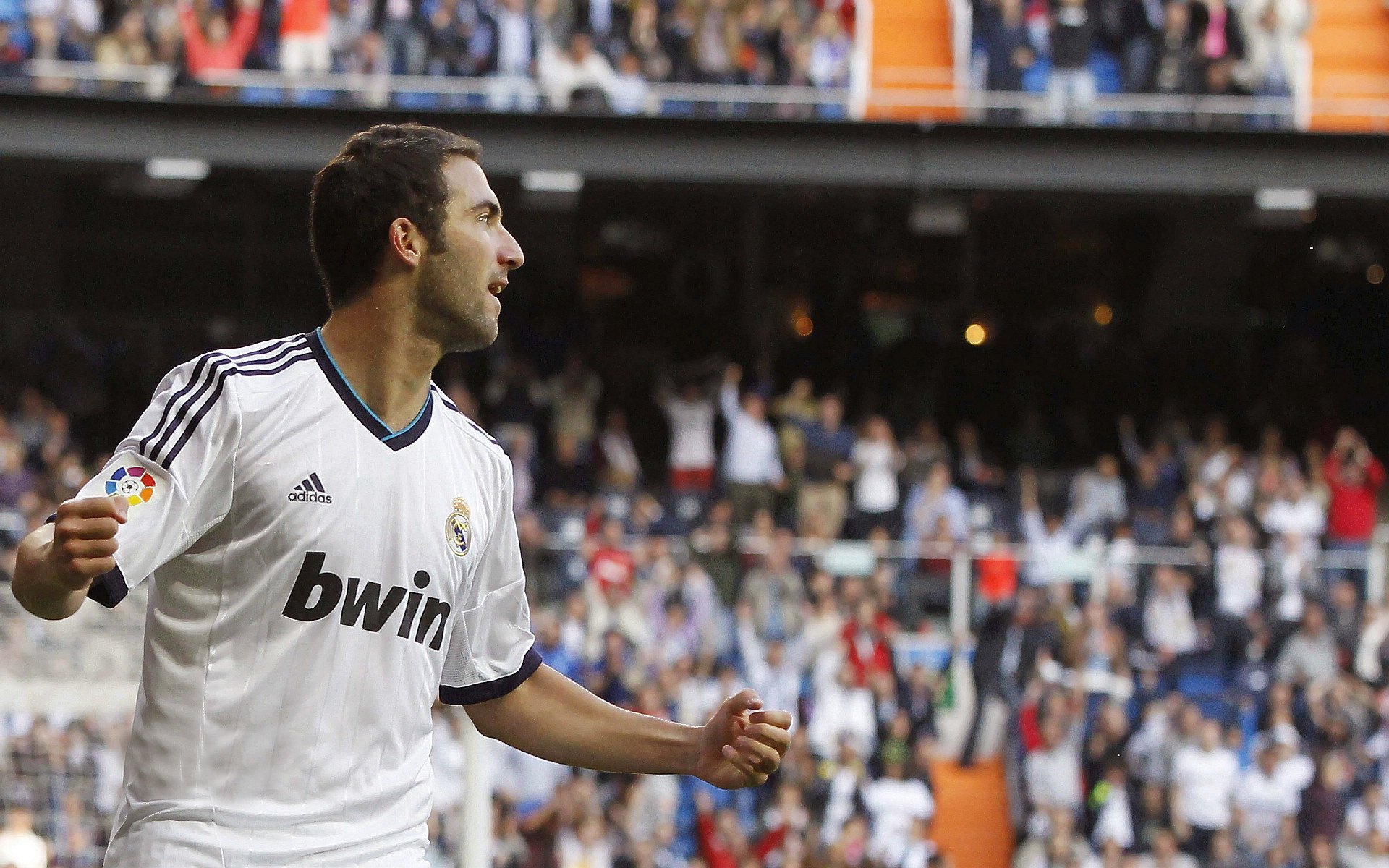 中超球票价格调整吸引更多家庭观众走进球场,中超足球票