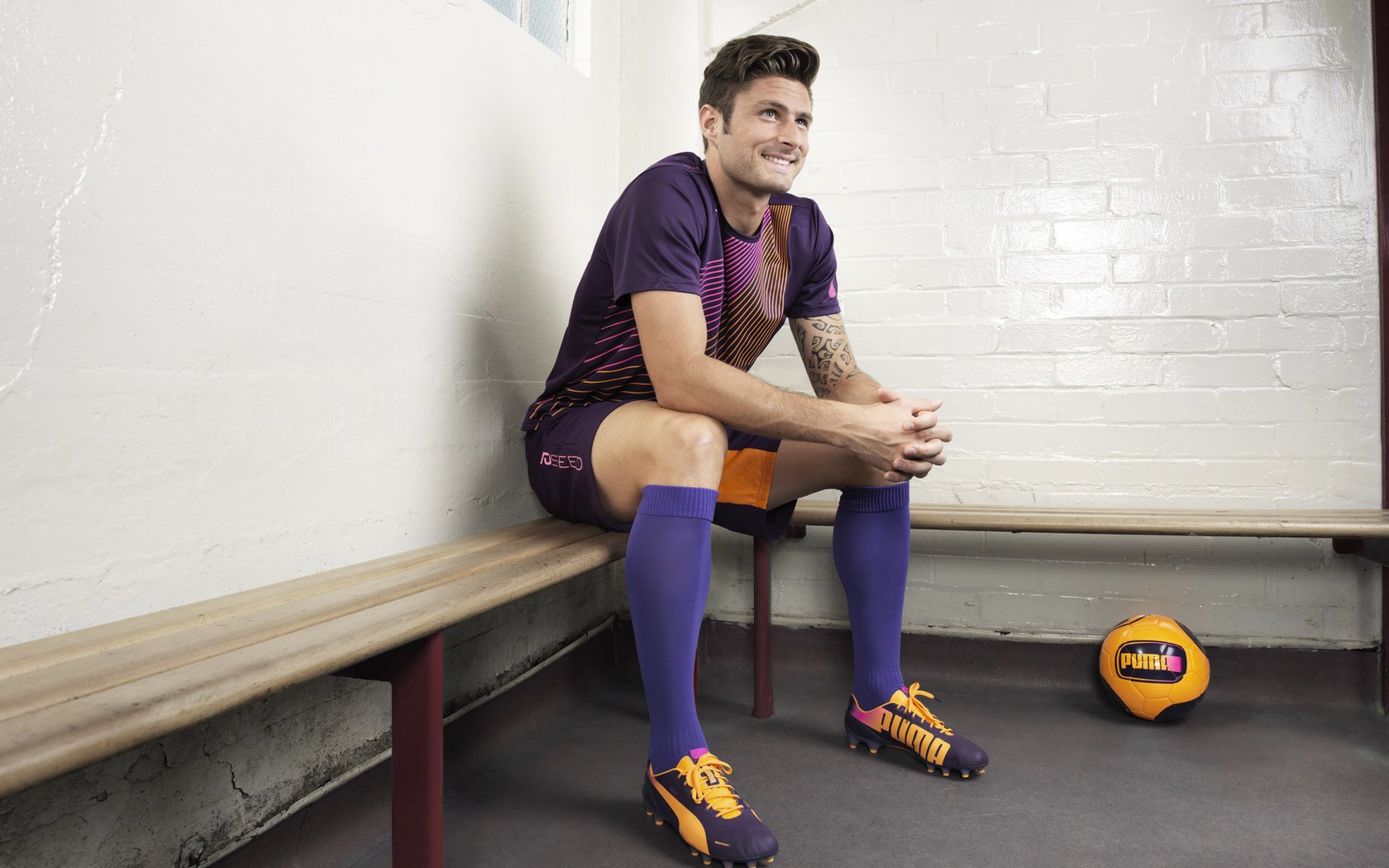 冠军球队球员参与公益拍卖筹款支持基层体育设施,冠军球场