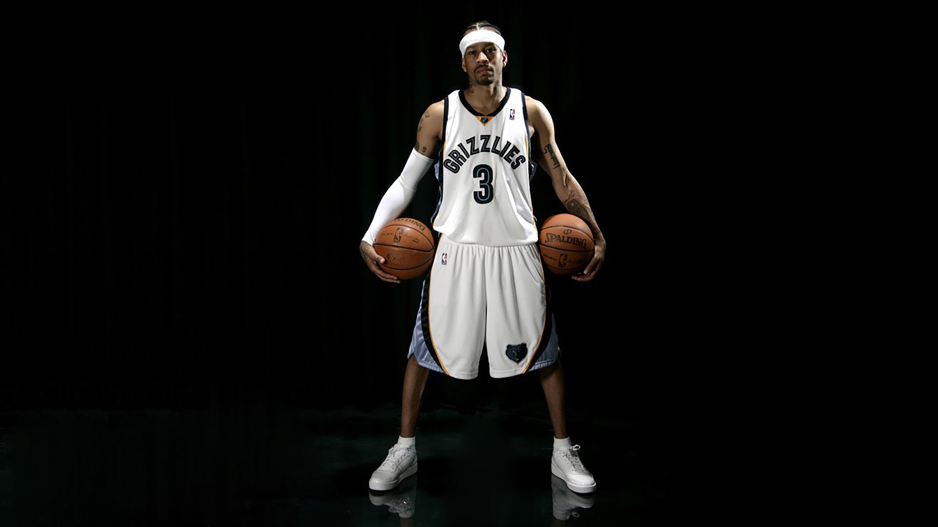 裁判团队在赛后公开说明争议判罚理由,裁判宣布比赛开始